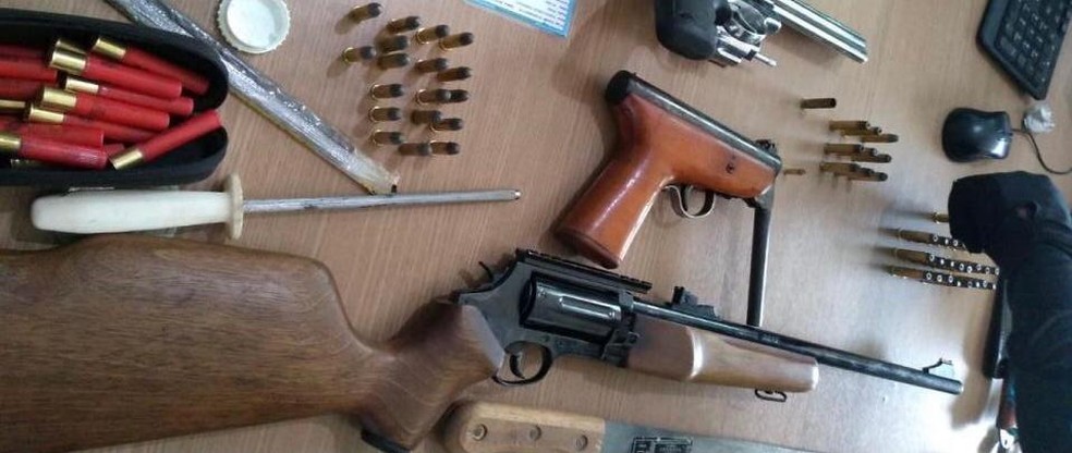 Armas encontradas dentro de carro em Cacaulândia, RO — Foto: Reprodução