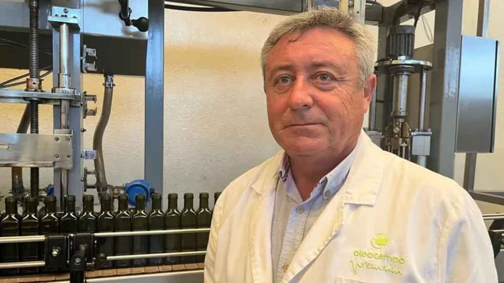 Juan Gadeo acredita que o setor de azeite está em risco na Espanha — Foto: BBC