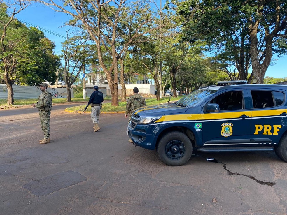 Policiais em frente a imóvel de luxo, em Ponta Porã — Foto: Martim Andrada/TV Morena