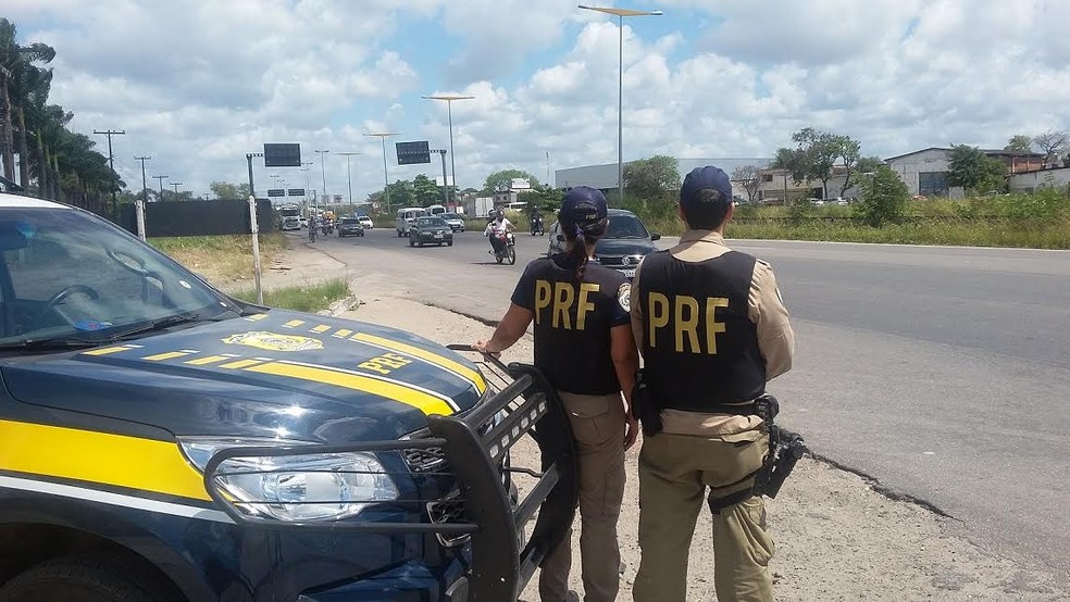Policiais rodoviários fazem patrulhamento em imagem de arquivo — Foto: PRF/Divulgação