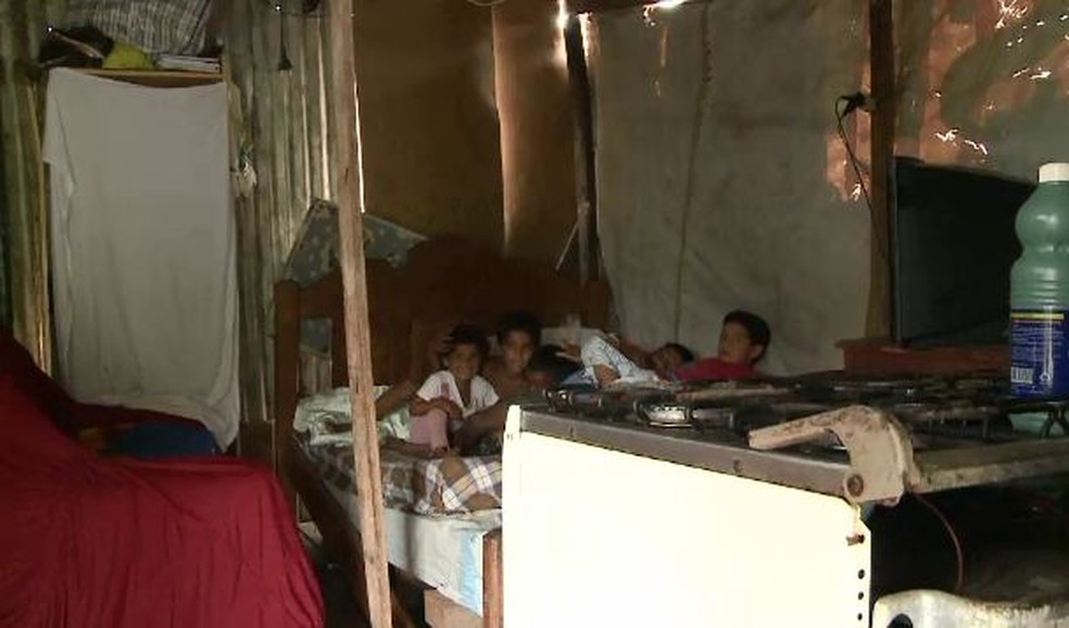 Mulher vive com cinco crianças em barraco precário em Rio Branco (Foto: Reprodução/Rede Amazônica Acre )