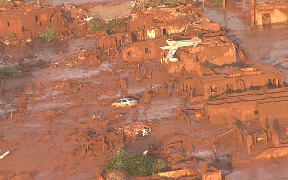 Distrito foi tomado pela lama após rompimento de barragens em Minas. (Foto: Reprodução/Globocop)