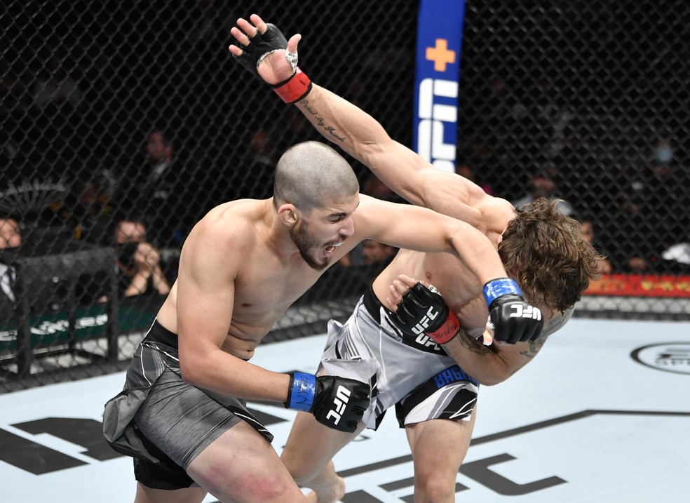 Bruno Souza ataca Melsik Baghdasaryan no UFC 268 — Foto: Getty Images
