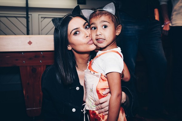North West com a mãe, Kim Kardashian (Foto: Getty Images)