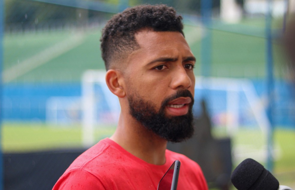 Matheus Fernandes durante coletiva de imprensa no Bragantino — Foto: Danilo Sardinha/ge