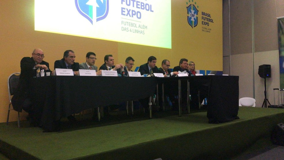 Sessão do STJD durante a Futebol Expo em São Paulo — Foto: Martin Fernandez
