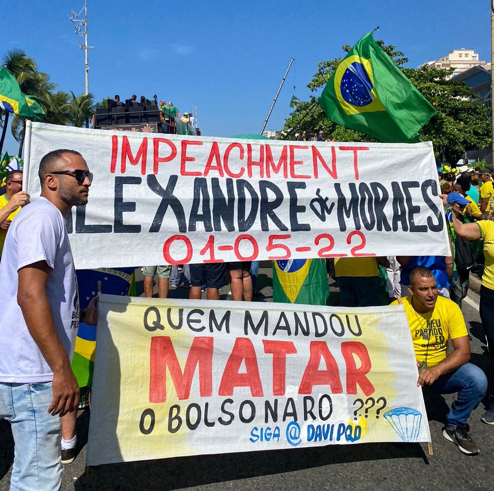 Grupo exibe faixas contra o ministro do STF Alexandre de Moraes — Foto: TV Globo