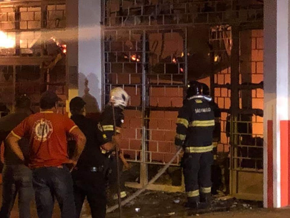 Bombeiros conseguiram conter as chamas em supermercado após 4 horas de trabalho em Tietê — Foto: Arquivo Pessoal