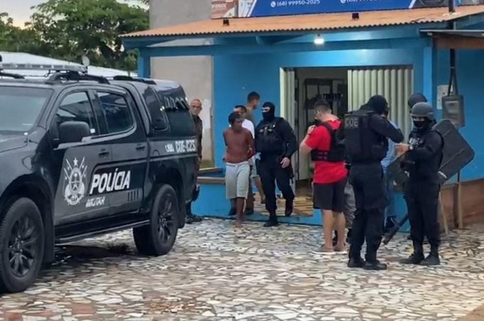 Homem se entregou appos mais de 10 horas de negociações — Foto: Bruno Vinícius/Rede Amazônica Acre