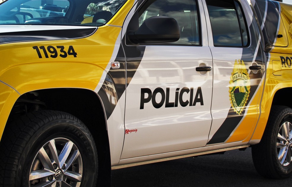 Duas pessoas morreram baleadas em ponto de ônibus, em Paranaguá — Foto: Divulgação/PMPR