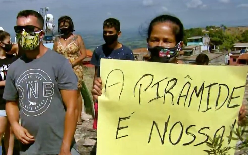 Moradores protestam por venda da pirâmide, principal ponto turístico de São Tomé das Letras — Foto: Reprodução EPTV