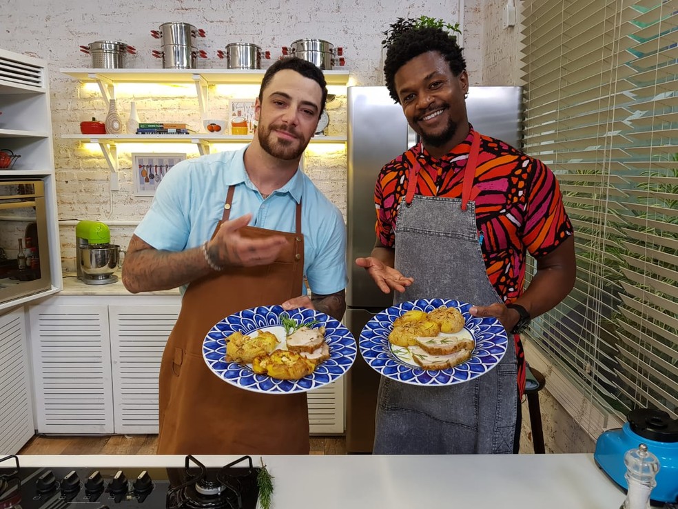 Felipe Titto ao lado de David Junior no 'T&Atilde;&iexcl; na mesa, pessoal', quadro do 'V&Atilde;&shy;deo Show' &acirc;?? Foto: Rafa Xavier/Globo