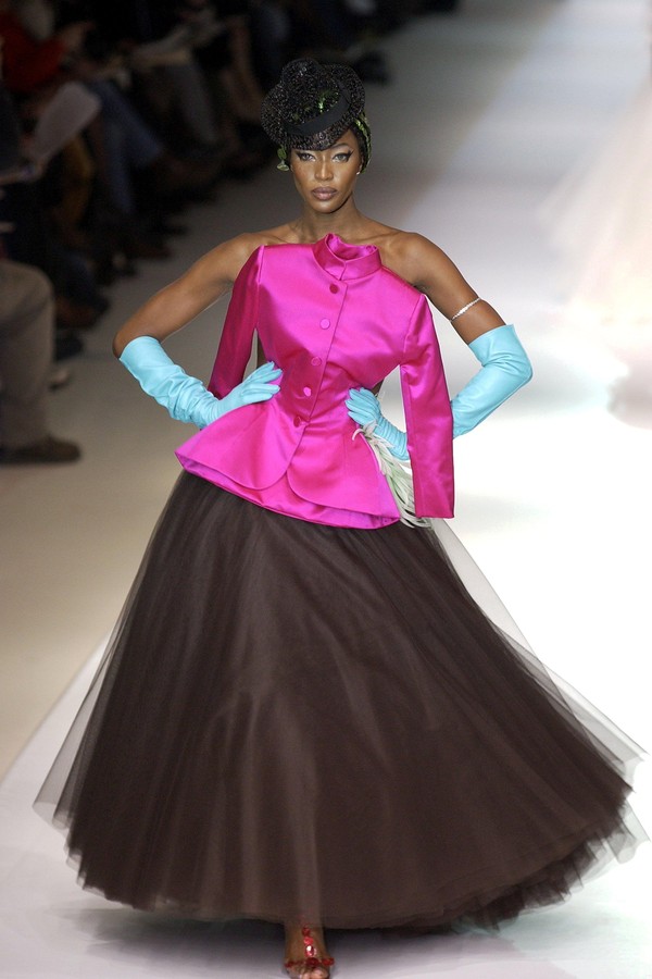 Mandatory Credit: Photo by Steve Wood/Shutterstock (401866m)MODEL ON CATWALKJEAN PAUL GAULTIER HAUTE COUTURE FASHION SHOW, SPRING / SUMMER 2003, PARIS, FRANCE - JAN 2003 (Foto: Steve Wood/Shutterstock)