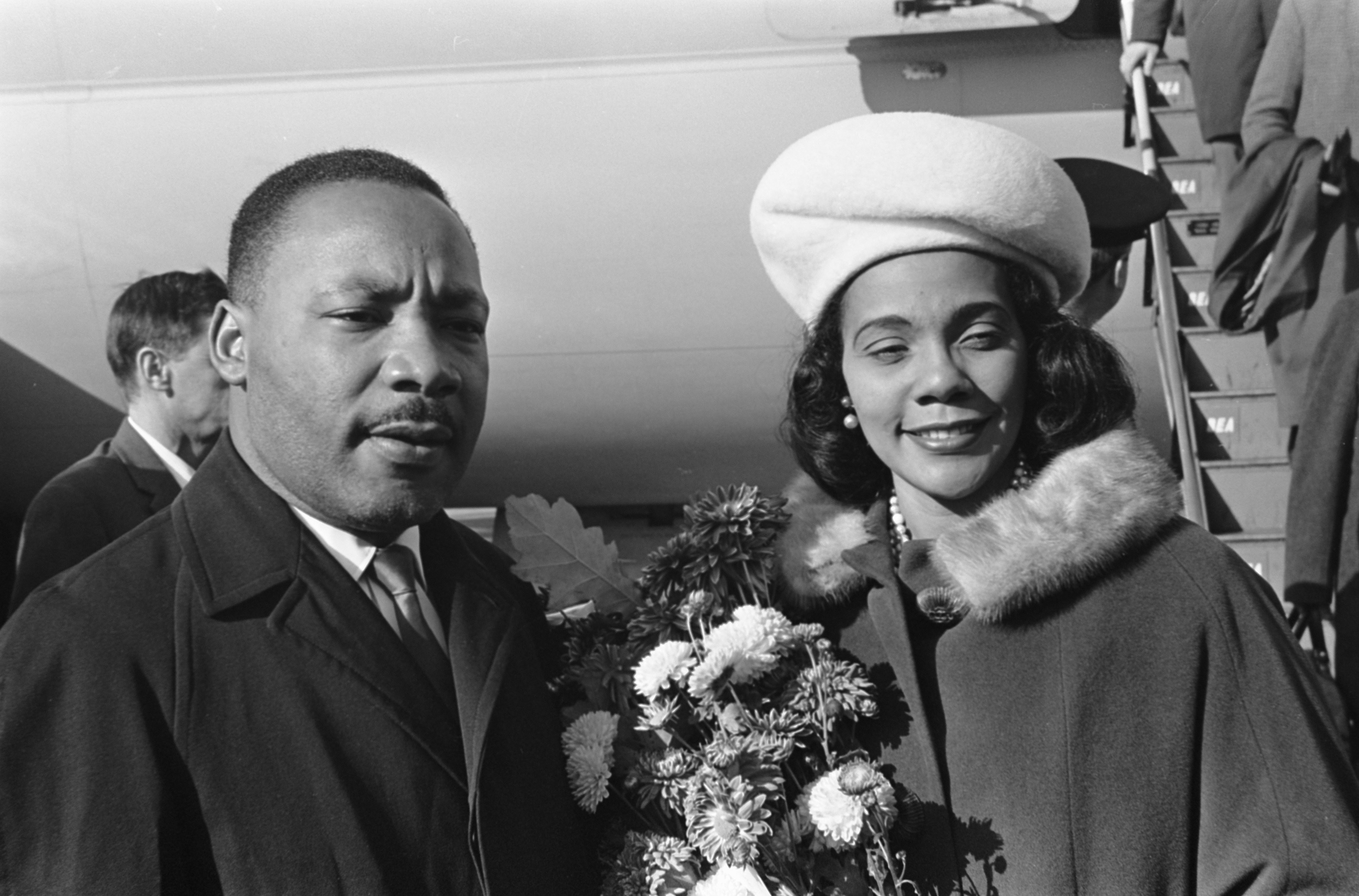 Coretta Scott King e Martin Luther King chegam em Amsterdam, onde o pastor e ativista para receber um doutorado honorário em ciências sociais pela Universidade Livre de Amsterdã (Foto: Joost Evers/Wikimedia Commons)