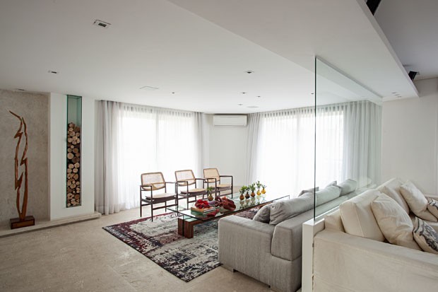 Ambientes amplos e design brasileiro em um apartamento de 240 m² (Foto: Gui Morelli)