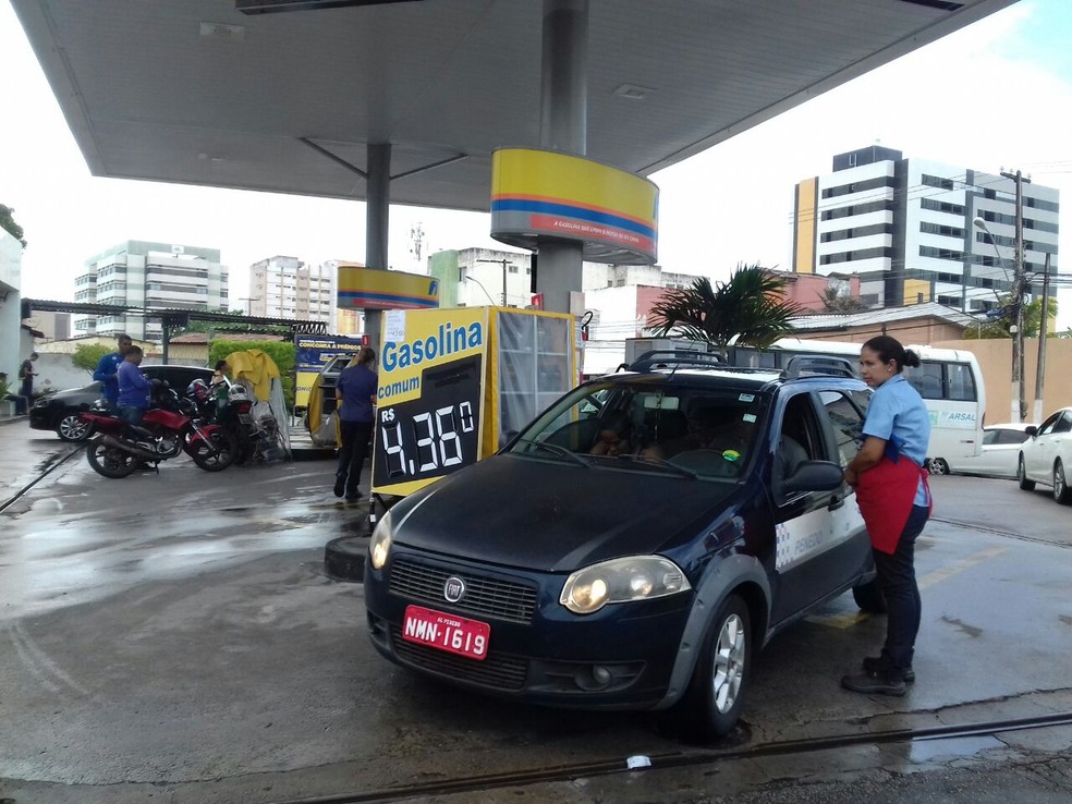 Frentista abastece carro em posto de combustível em Maceió; litro da gasolina comum está a R$ 4,36 (Foto: Andréa Resende/G1)