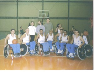 Basquete sobre rodas de Prudente amistoso em Maringá em 2000 (Foto: Paulo Roberto Brancatti / Arquivo Pessoal)