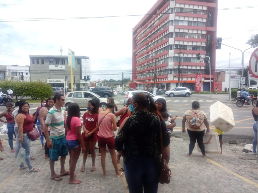 Familiares de presos protestam na Avenida Fernandes Lima, em AL — Foto: Arquivo pessoal