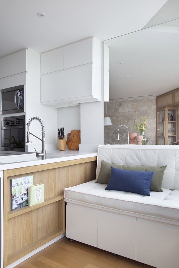 Cozinha é o coração deste apartamento de 90 m² no Rio de Janeiro (Foto: Raiana Medina)
