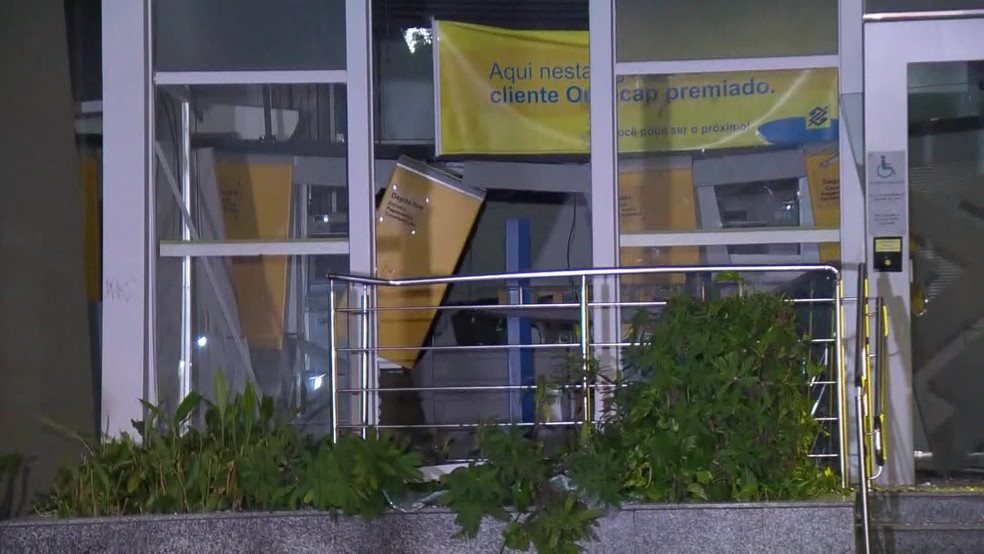 Criminosos armados com fuzis explodiram agência bancária no Andaraí, na Zona Norte do Rio de Janeiro — Foto: Reprodução/ TV Globo