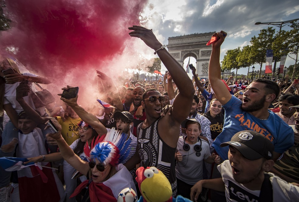 Franceses na Champs Elysees, em Paris (Foto: EFE)