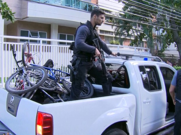 Bicicletas usadas por menores foram levadas para DP (Foto: Reprodução/TV Globo)