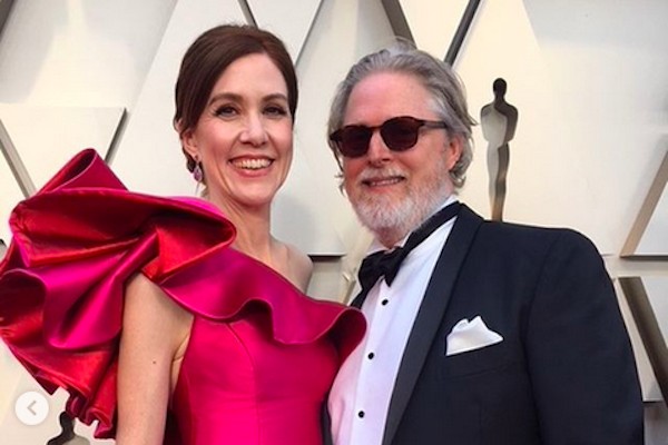 A atriz Belinda Bromilow com os brincos que colocou em leilão em foto feita no red carpet do Oscar 2019, na companhia do marido (Foto: Instagram)