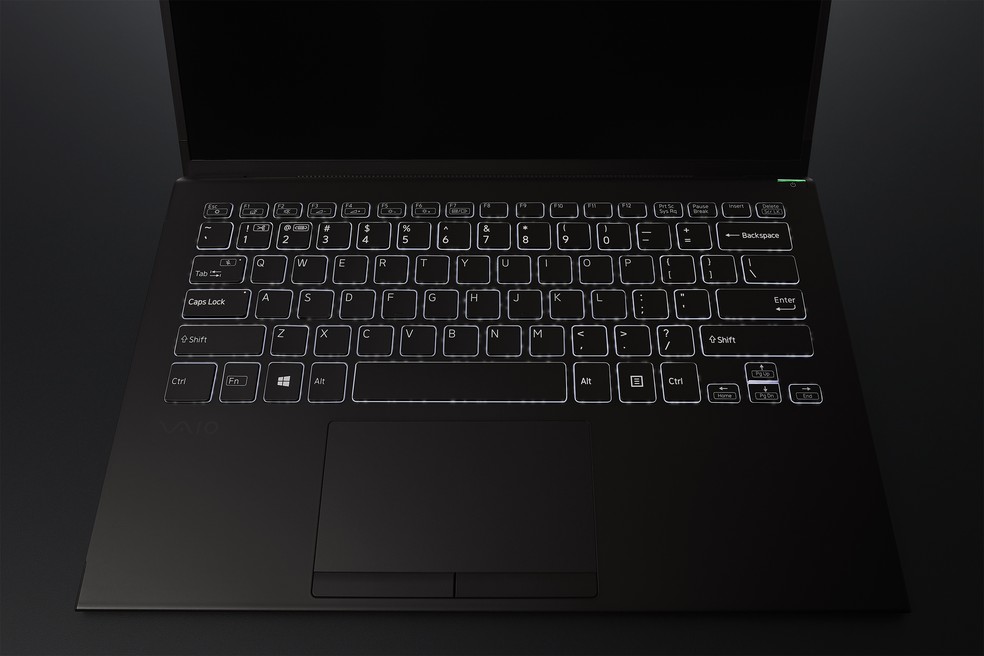 Teclado segue o padrão norte-americano e há tecnologia de reconhecimento facial — Foto: Divulgação/Vaio