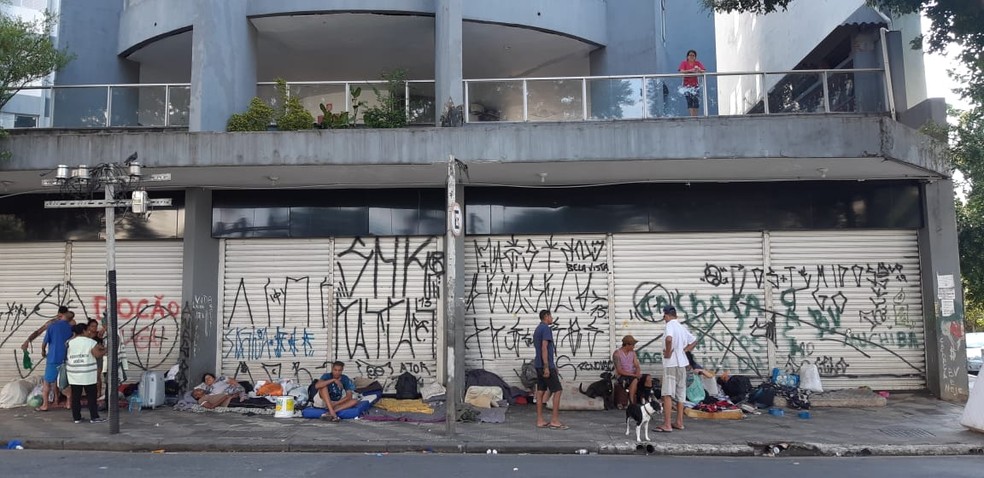 Moradores de rua que ocupam quarteirão rua próxima ao Hospital Pérola Byington  — Foto: Bárbara Muniz Vieira/G1