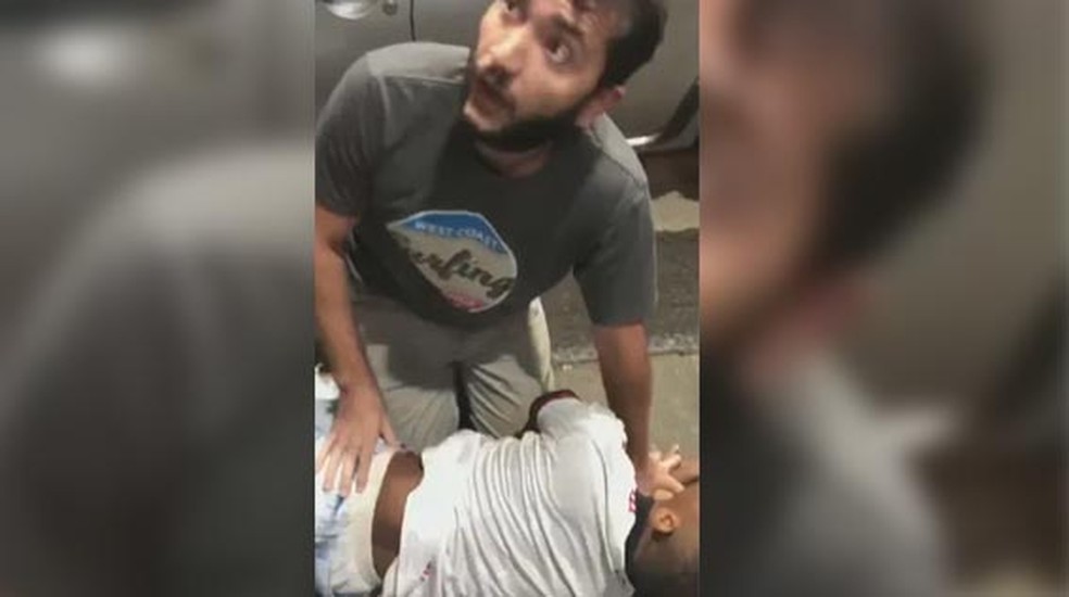 Motorista de aplicativo agride passageiro negro no Rio após confundir garrafa com arma; jovem diz que sofreu racismo — Foto: Reprodução/Redes sociais 