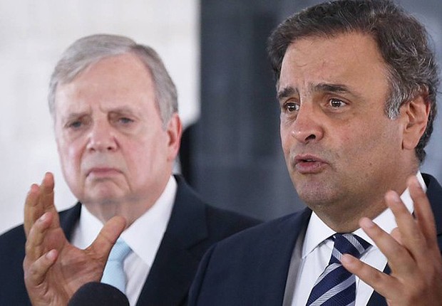 O senador Aécio Neves (PSDB-MG) e o presidente interino do PSDB, Tasso Jereissati (CE) (Foto: Ailton de Freitas/Agência O Globo)