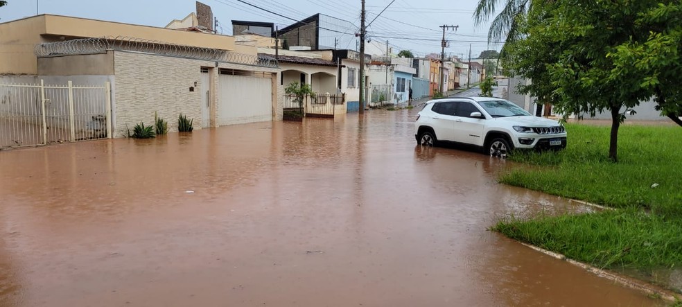 Forte chuva deixa avenidas e ruas alagadas em Passos — Foto: Helder Almeida