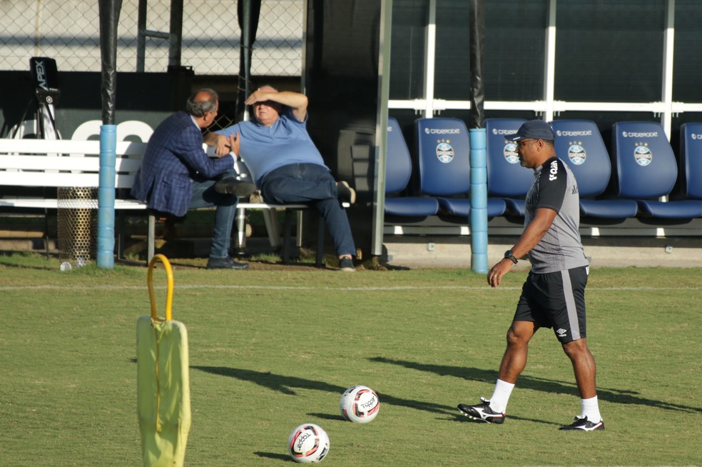 Denis Abrahão, Romildo Bolzan Júnior e Roger em treino do Grêmio — Foto: Eduardo Moura
