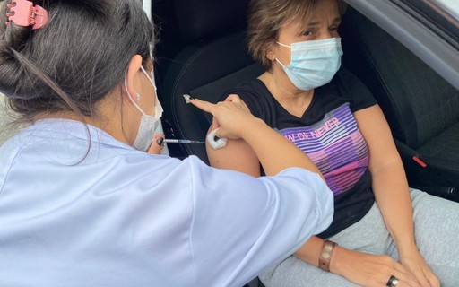 Claudia Rodrigues toma terceira dose da vacina contra a Covid-19