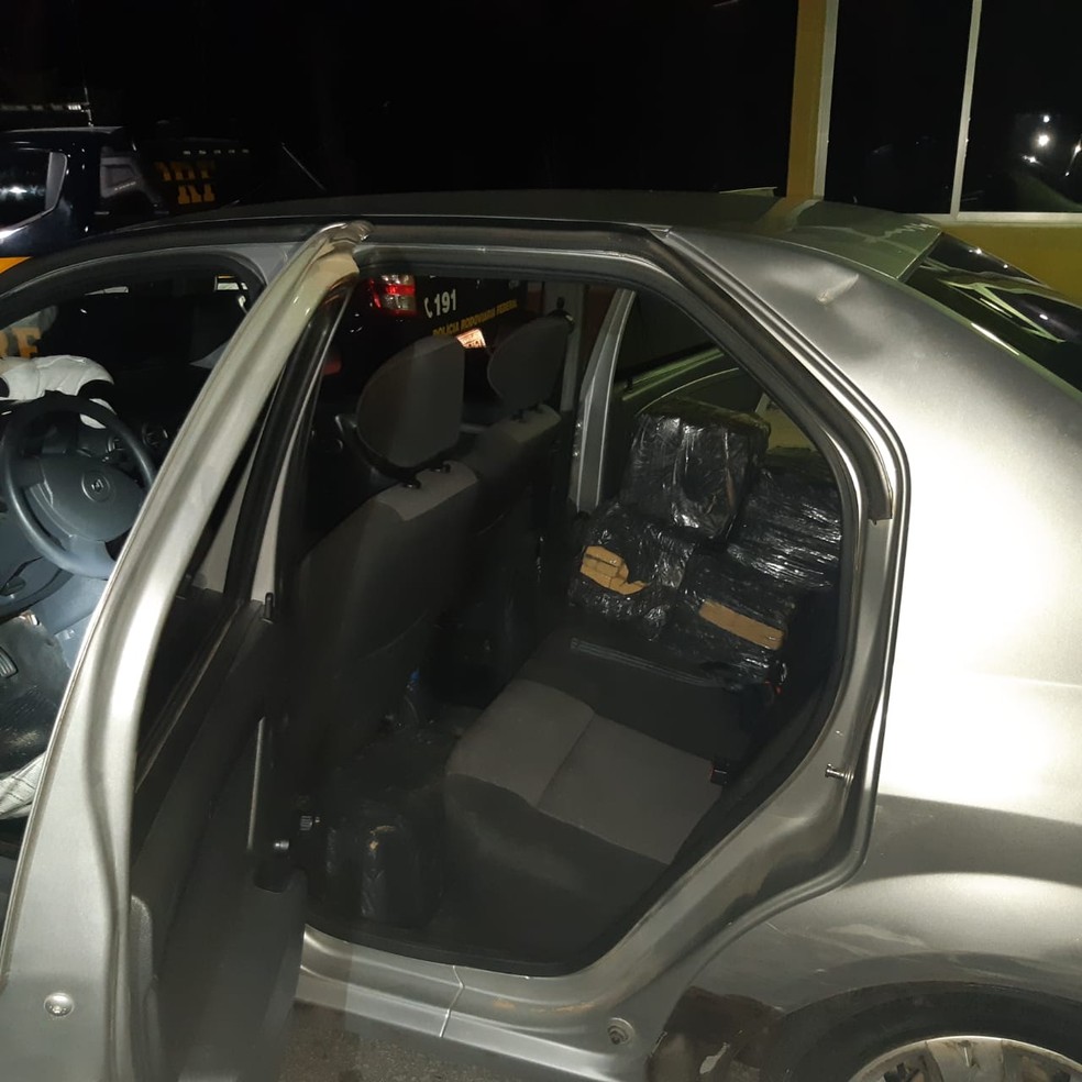 Droga estava no banco traseiro de carro, na BR-304, no RN — Foto: PRF/Divulgação