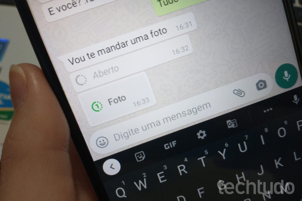 Tutorial mostra como enviar fotos e vídeos com visualização única no WhatsApp — Foto: Clara Fabro/TechTudo