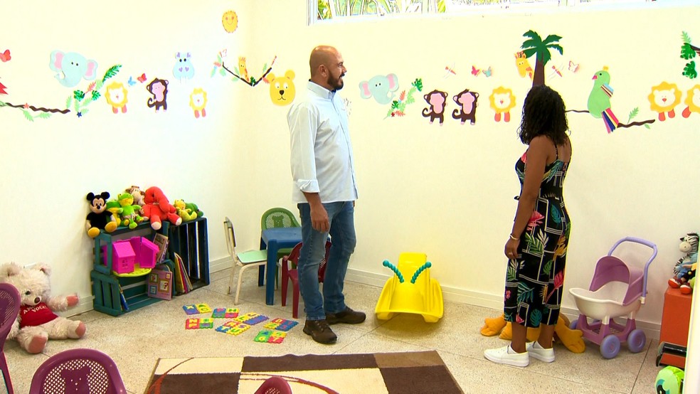 Erick Melo, um dos voluntários do projeto, ao lado de Shirley Jesus — Foto: Reprodução/TV Gazeta