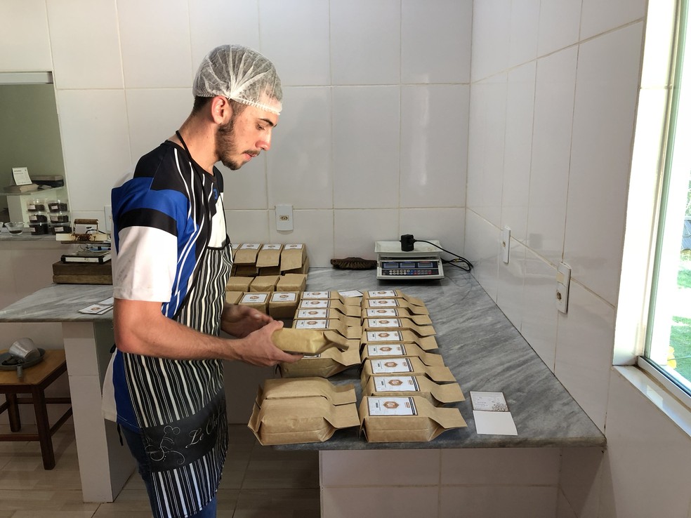 Família Wruck tem uma pequena indústria na propriedade e, dessa forma, o café já sai pronto para consumo — Foto: Juliana Borges/G1