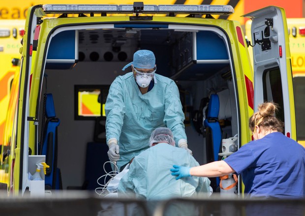 LONDON, UNITED KINGDOM - APRIL 10: NHS workers in PPE take a patient with an unknown condition from an ambulance at St Thomas' Hospital on April 10, 2020 in London, England. Public Easter events have been cancelled across the country, with the government  (Foto: Getty Images)