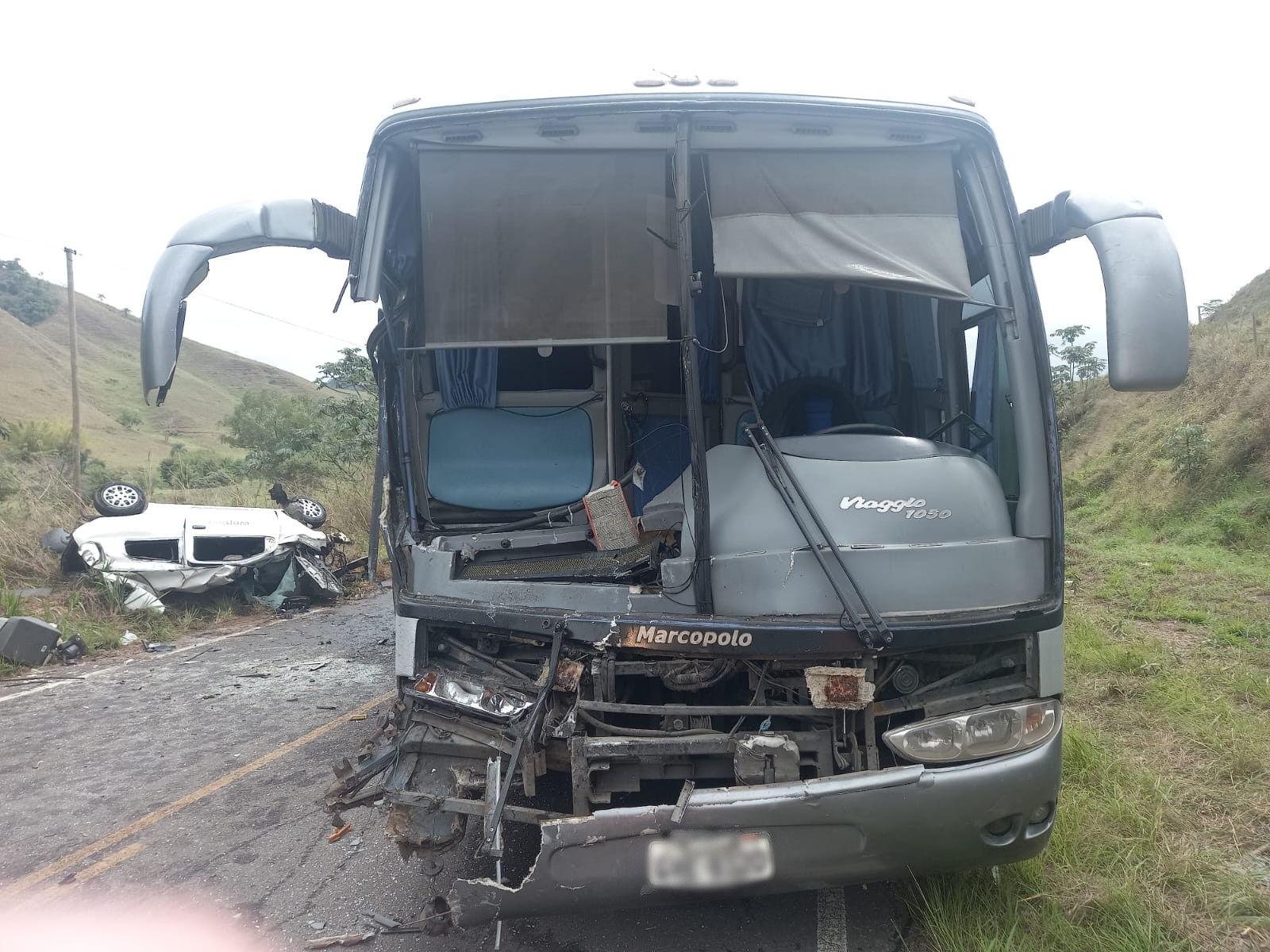 Ônibus fica com a porta totalmente destruída e carro tomba após batida na MG-126
