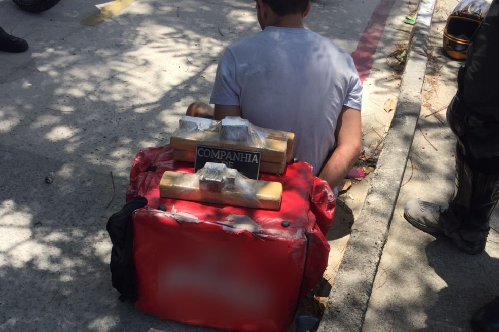 Homem é preso com drogas escondidas em mochila de entregador de delivery, em Fortaleza. — Foto: Reprodução