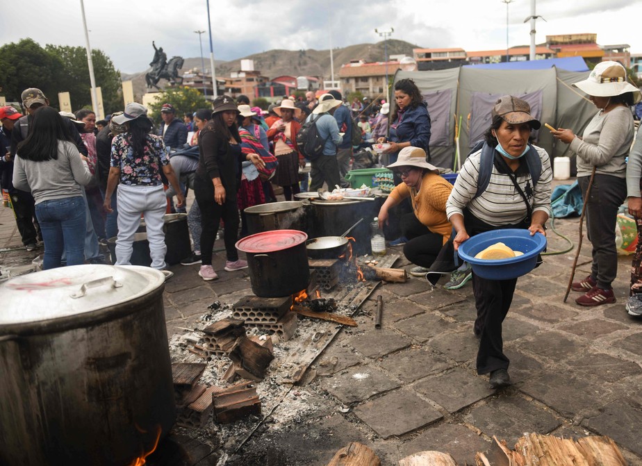 Moradores se reúnem em praça de Cusco para receber comida em refeitório improvisado no âmbito dos protestos contra Boluarte