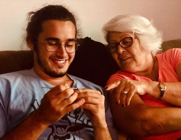 Filipe Bragança aprende a fazer crochê com ajuda da avó, Dona Ilka (Foto: Reprodução/Instagram)