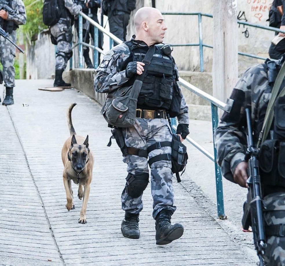 Tenente Paulo Medeiros, do Batalhão de Cães, em operação em comunidade do Rio — Foto: Arquivo Pessoal
