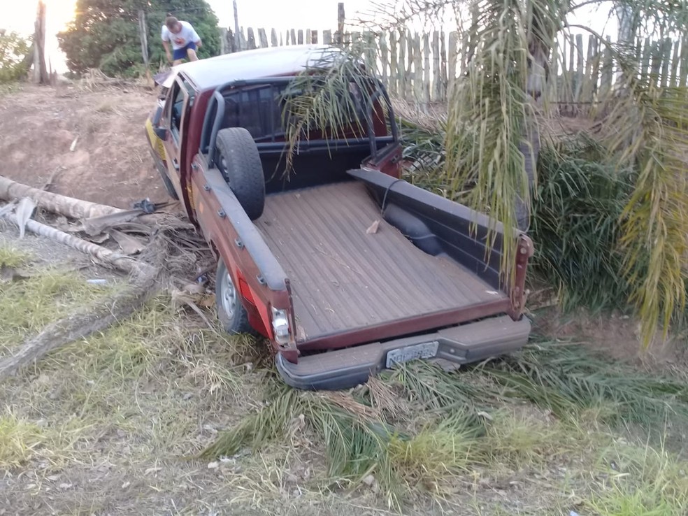 Motorista estava sozinho na caminhonete quando sofreu o acidente em Borborema  — Foto: Arquivo pessoal 