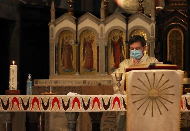 Missa celebrada na Itália, com padre usando máscara (Foto: Maria Moratti/Getty Images)