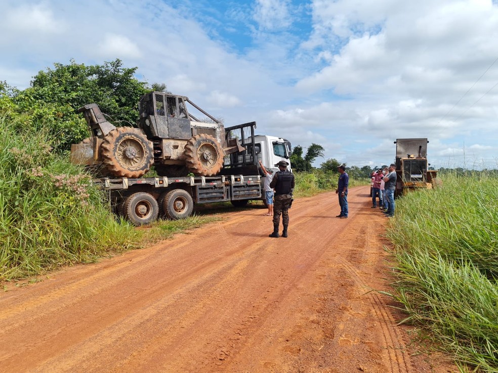 Trator e motosserras também foram apreendidos na operação da polícia ambiental — Foto: Arquivo/Sejusp