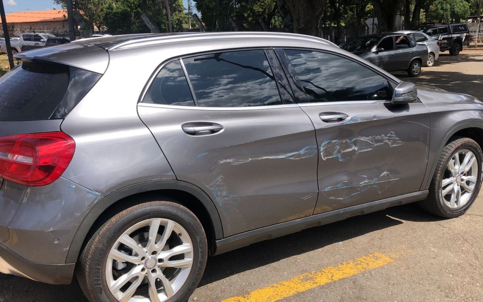 Carro de Murielly após atropelamento, em Goiás — Foto: Reprodução/TV Anhanguera