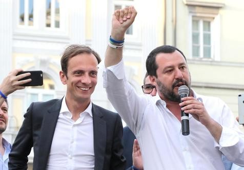 O governador Massimiliano Fedriga e o ministro Matteo Salvini durante comício em Trieste  (Foto: ANSA)