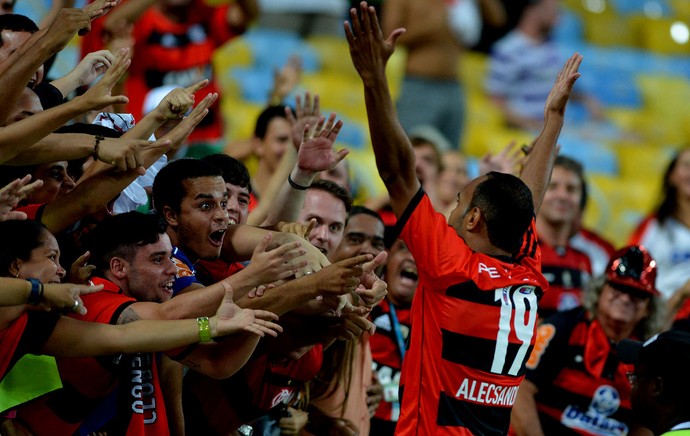 De reserva a salvador, Alecsandro aparece no lugar certo, na hora certa